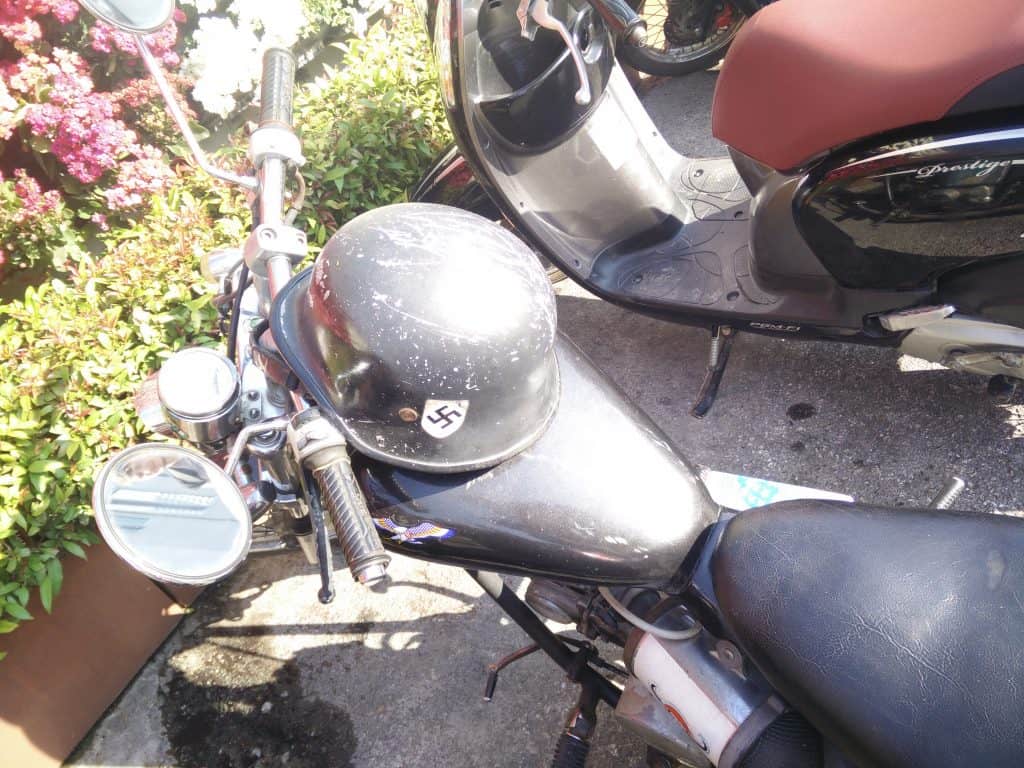 Tilfældig motorcykel ved træningscenteret i Chiang Mai.
