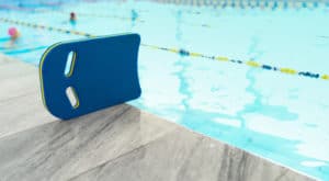 svoemmeplade kickboard til at fiksere armene mens man traener svoemning